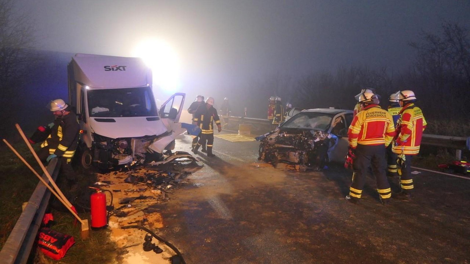 Frontaler-Zusammensto-im-Nebel-Vier-Menschen-schwer-verletzt