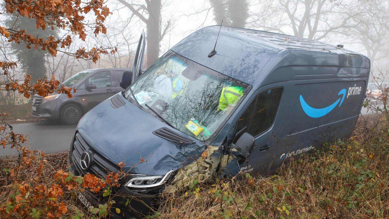 Amazon-Paketfahrzeug-kracht-voll-beladen-gegen-Baum-Fahrerin-verletzt