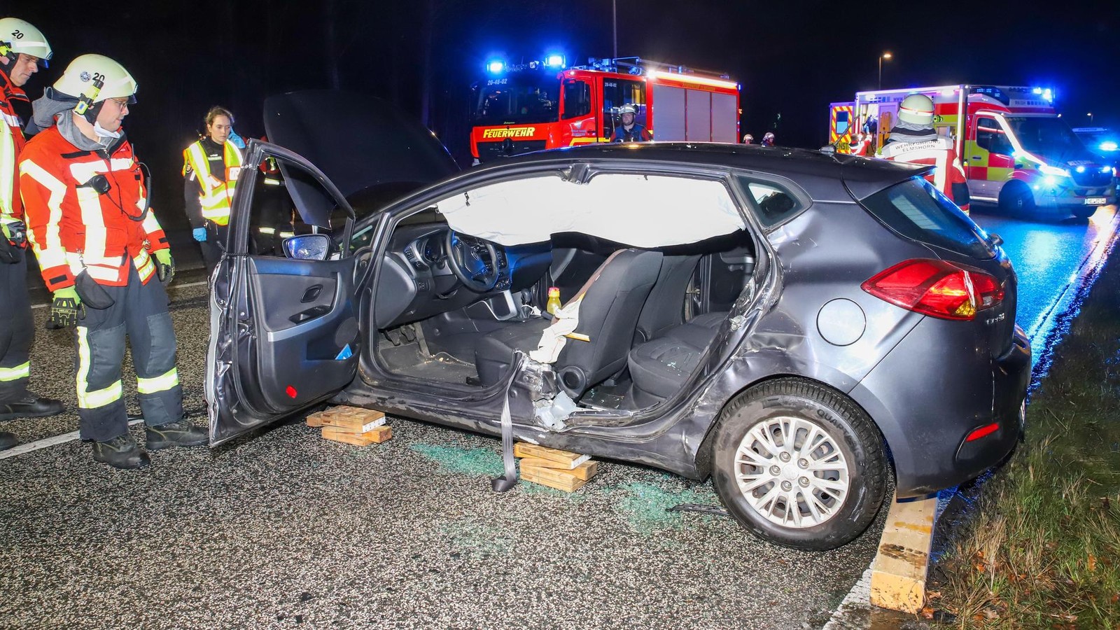 Schwerer-Unfall-auf-A23-Zufahrt-Frau-eingeklemmt-Stau-bis-auf-Autobahn