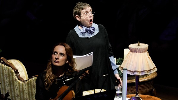 „Gna-Gna-Gna“: Katharina Thalbach singt und hopst beim Wintermärchen