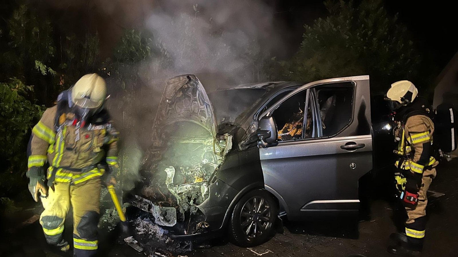 Auto-in-Flammen-Einsatz-f-r-Kamp-Lintforter-Feuerwehr-mitten-in-der-Nacht