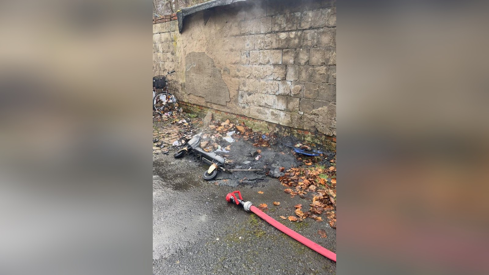 M-lltonnen-angez-ndet-Feuerwehr-in-Greiz-verhindert-bergreifen-auf-Autos