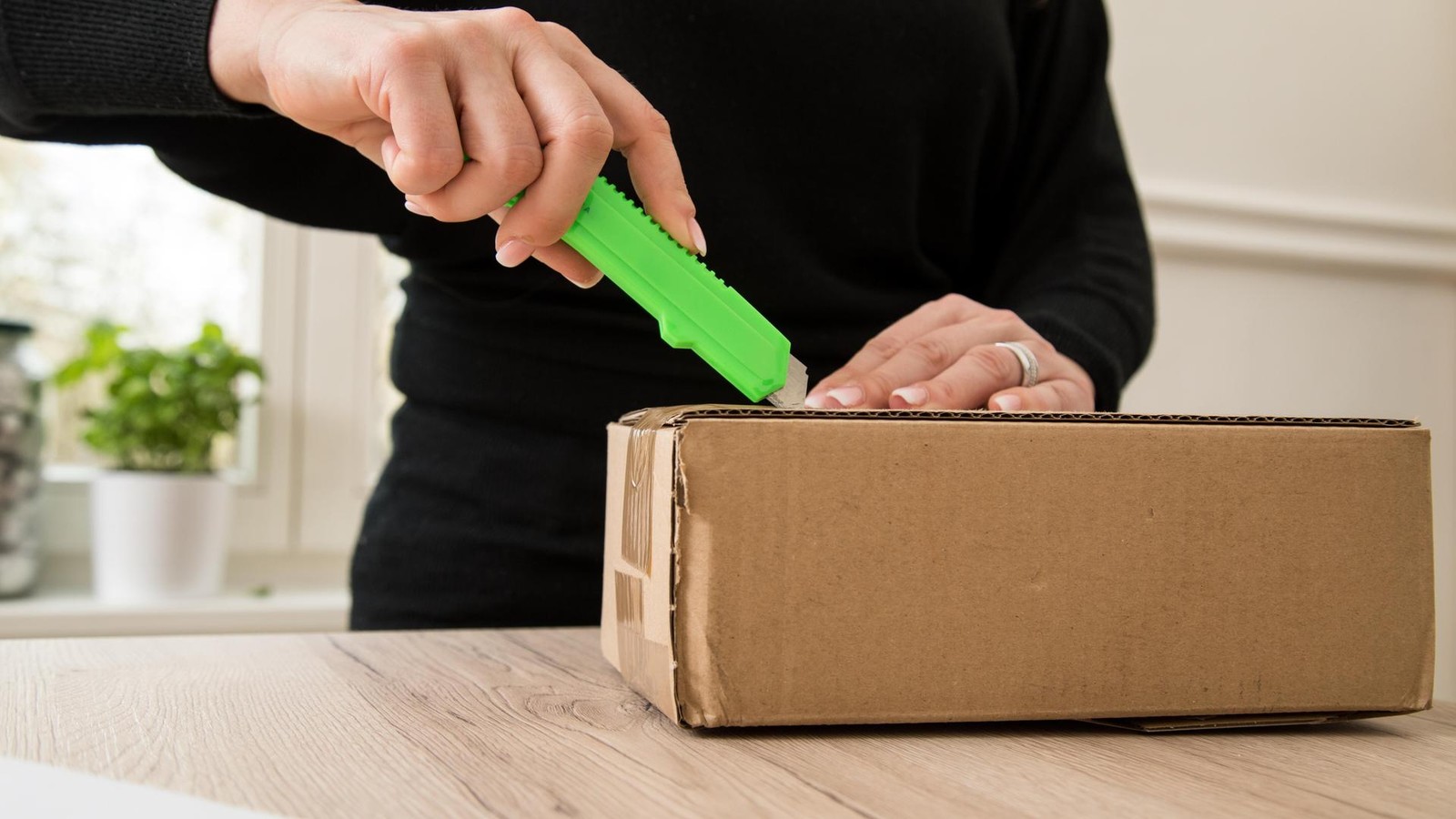 Salzgitter-Kundin-sp-rt-fehlendes-Handy-im-Wagen-des-Paketboten-auf