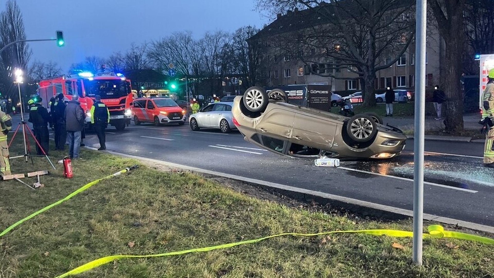 Auto-berschl-gt-sich-nach-Kollision-Fahrer-nur-leicht-verletzt