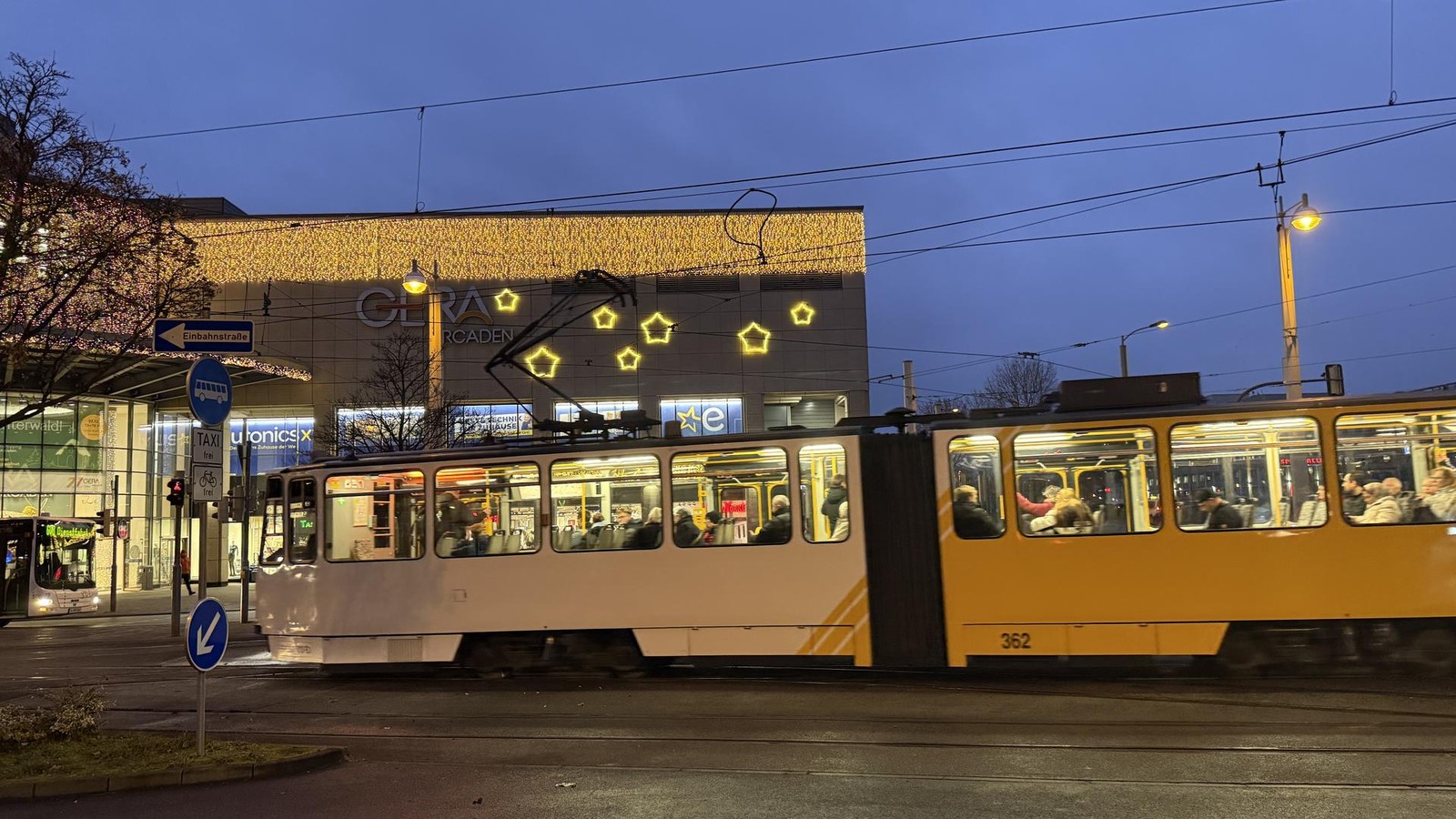 Gespuckt-geohrfeigt-geworfen-Streit-in-Stra-enbahn-eskaliert