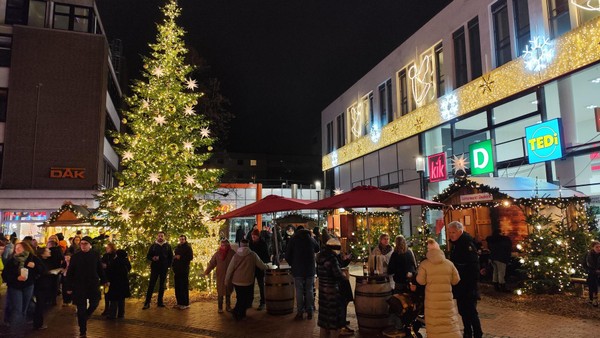 Stress auf Weihnachtsmarkt: Mann droht mit Messer, Gast setzt Abwehrspray ein