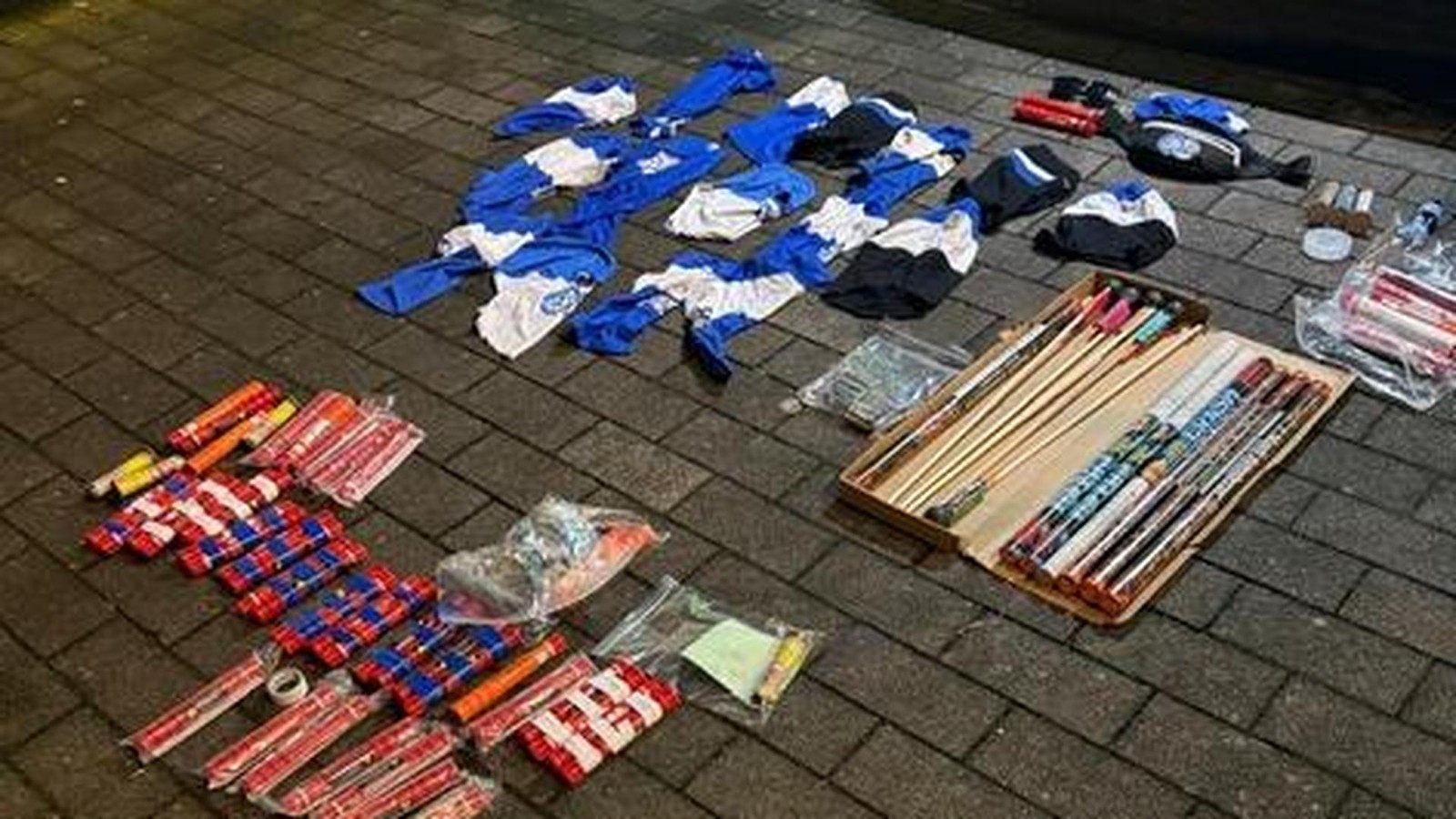 Auf-dem-Weg-nach-Wolfsburg-Polizei-findet-Bengalos-und-Sturmhauben-in-D-nen-Bus