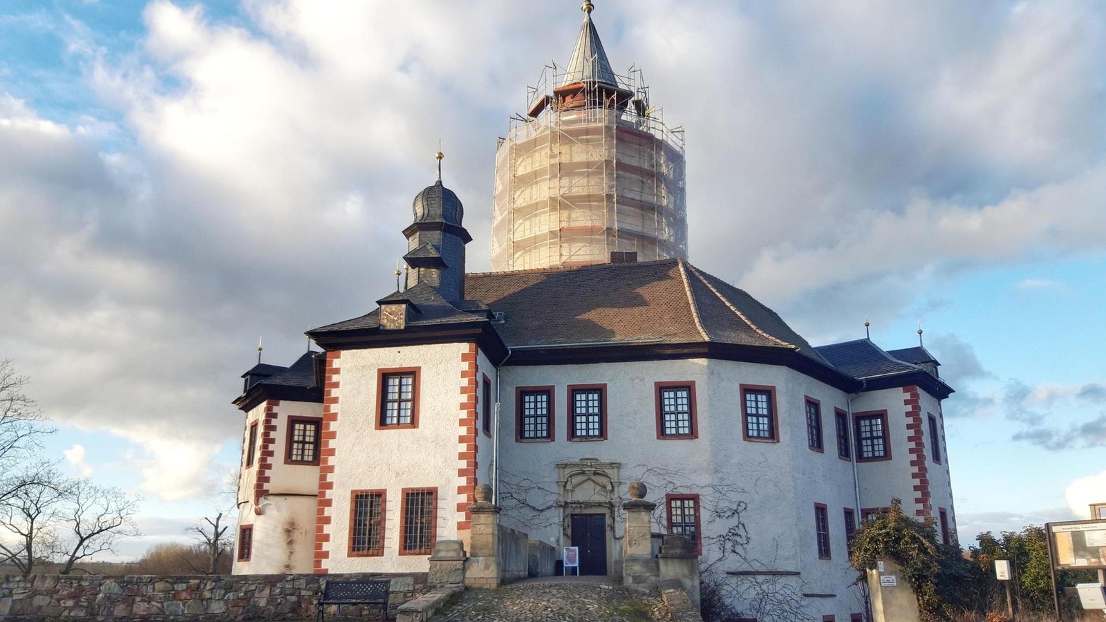 99-Stufen-bis-zur-Aussicht-Dieser-Turm-im-Altenburger-Land-ist-wieder-zug-nglich
