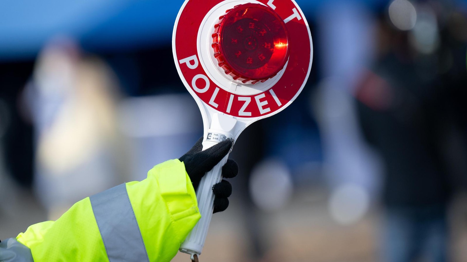 Betr-ger-tricksen-Lkw-Fahrer-aus-auf-der-A2-bei-Lehre