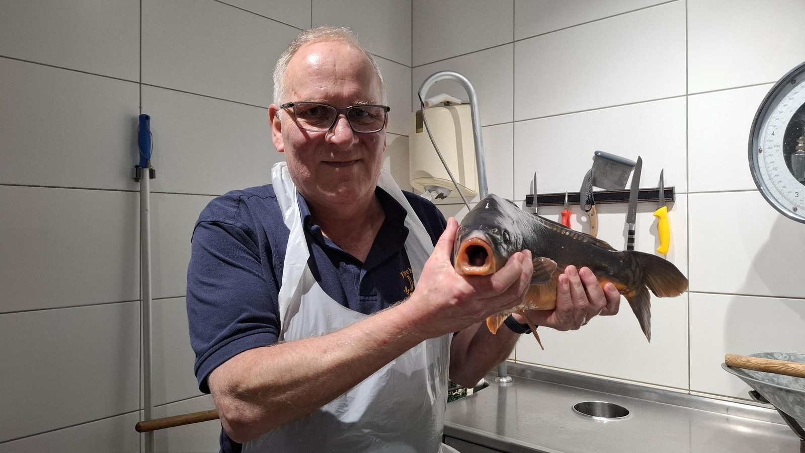 Saalfelder-Fisch-H-ndler-Manche-essen-den-Karpfen-auch-mit-Kl-en-