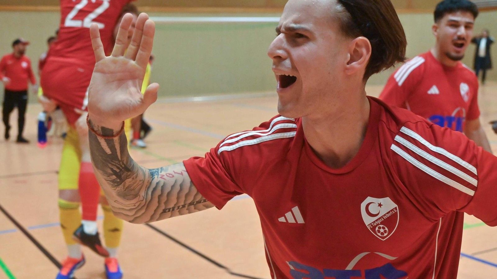 Hallenstadtmeisterschaft-in-Velbert-im-Liveticker-Wer-folgt-auf-T-rkg-c-Velbert-