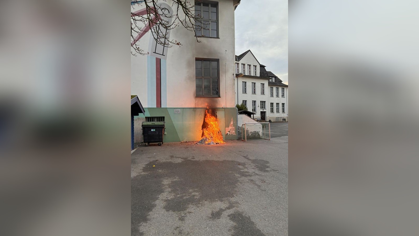 M-lltonne-brennt-an-M-lheimer-Grundschule-Feuer-schl-gt-auf-Fassade-ber