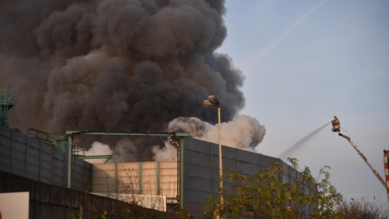 Brand-in-Recyclingbetrieb-verursacht-riesige-Rauchs-ule