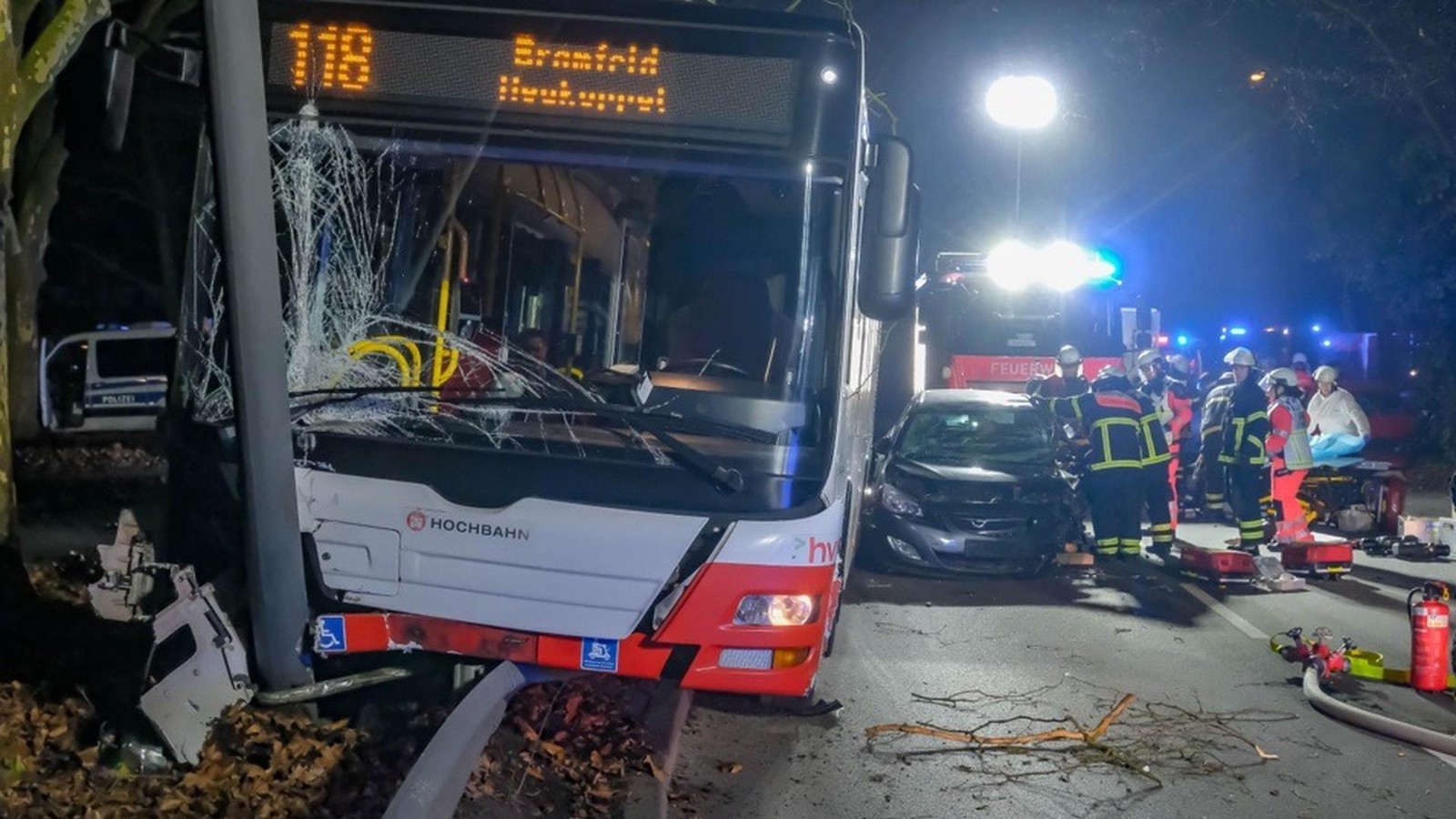 Mann-rast-auf-Flucht-vor-der-Polizei-in-Linienbus-Spezialeinheit-im-Einsatz