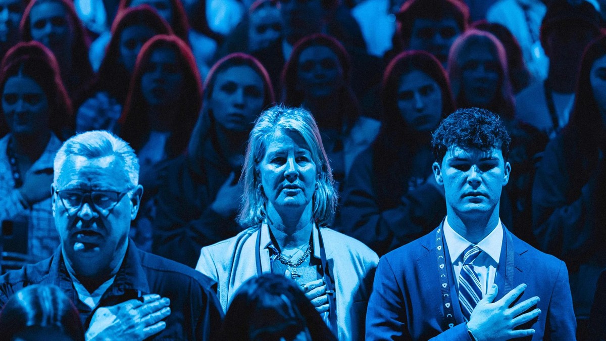 Der Name des neuen Vereins in Köln erinnert an „Turning Point USA“. Die rechtspopulistische Organisation ist in den USA im Aufwind. Das Bild zeigt Anhänger in Gedenken an Gründer Charlie Kirk.