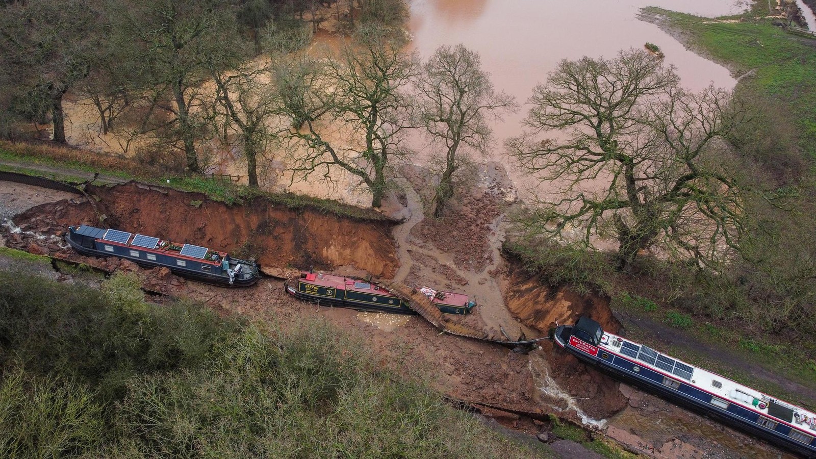 Kanal-Ufer-in-England-bricht-ein-Boote-liegen-pl-tzlich-in-Schlamm-Krater