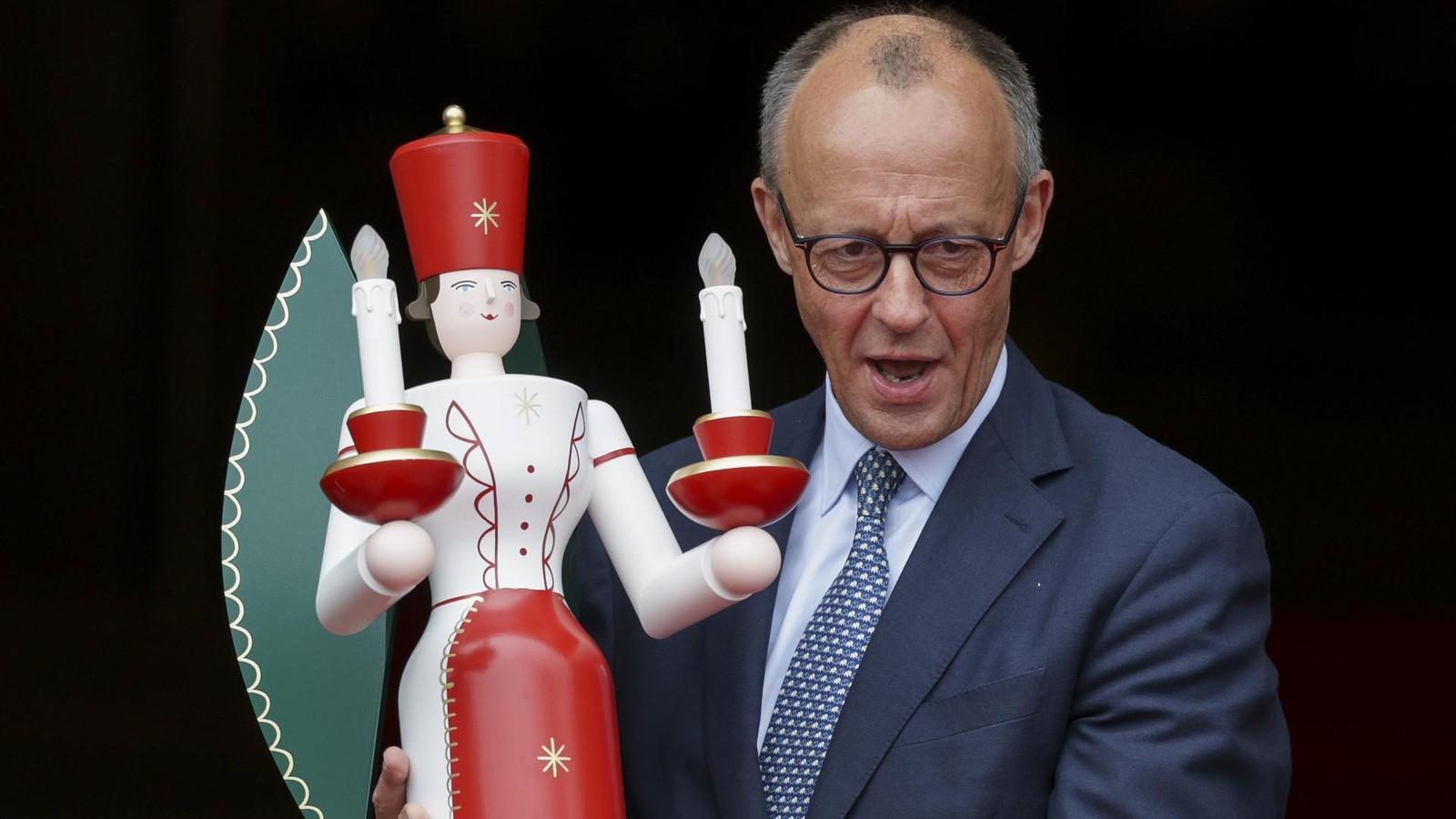 Weihnachten-bei-Spitzenpolitikern-Merz-setzt-auf-Wichteln-statt-P-ckchenflut