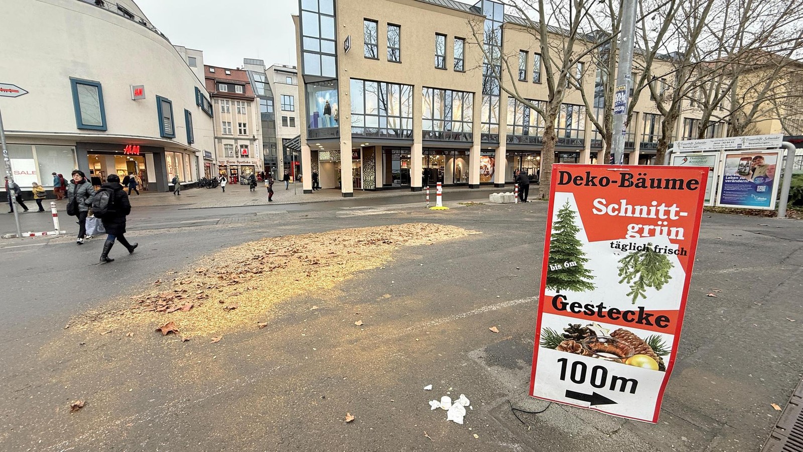 Gro-er-Baum-f-llt-beim-Weihnachtsmarkt-Abbau-in-Jena