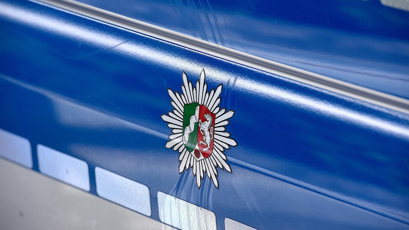 Lauter-Knall-Randalierer-wirft-E-Scooter-gegen-geparktes-Auto