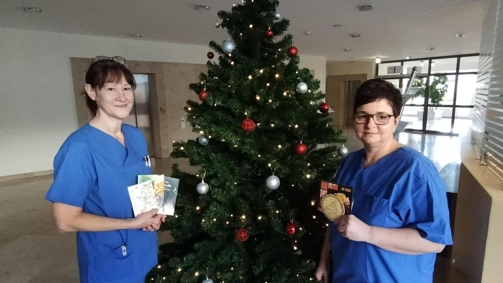 Wo-ein-Tannenzweig-mit-Weihnachtsbaumkugel-ein-kleines-St-ck-Weihnachtsfreude-bringt