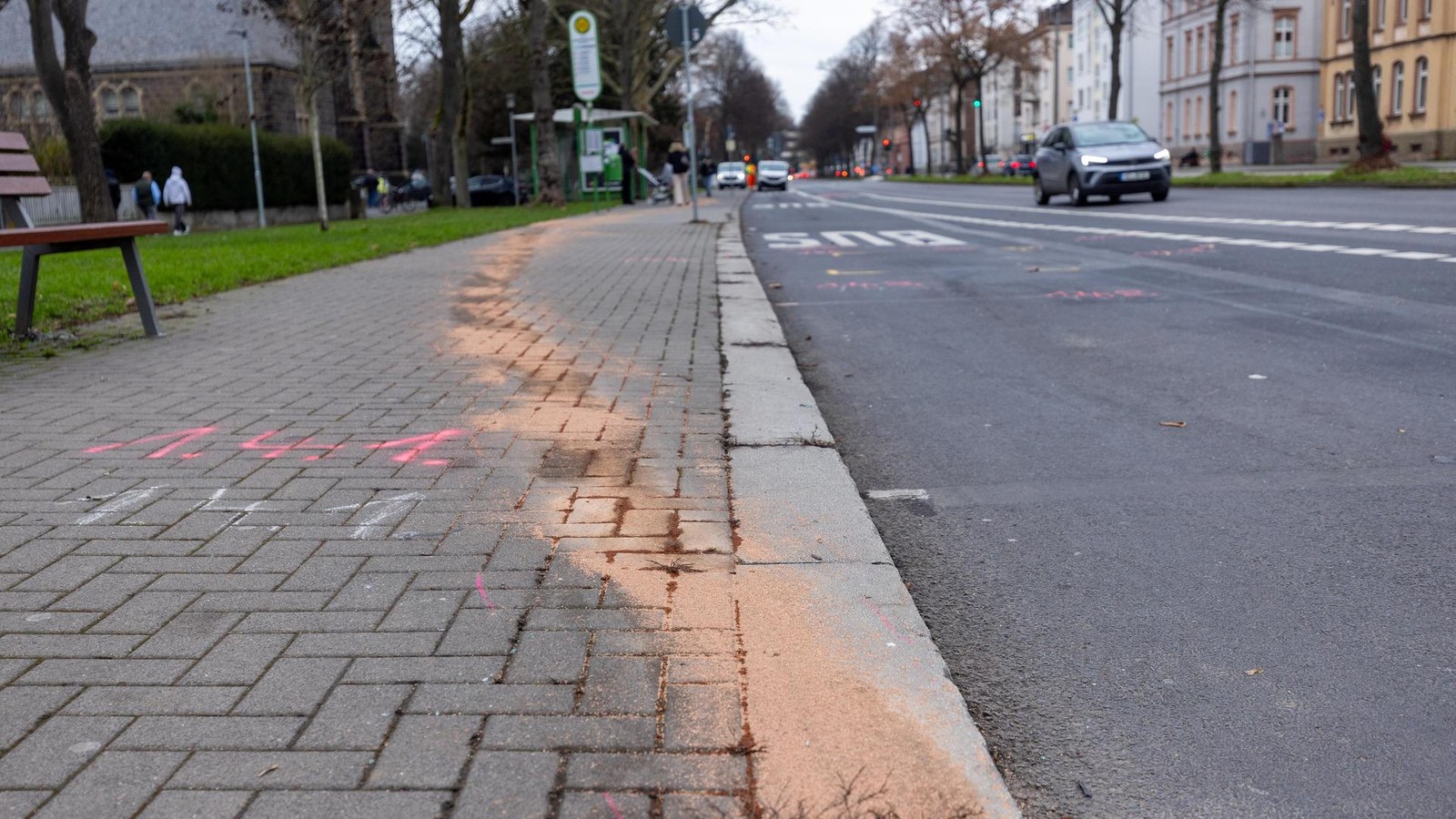 Auto-rast-in-Gie-en-in-Bushaltestelle-Ermittler-mit-Update-zum-Motiv