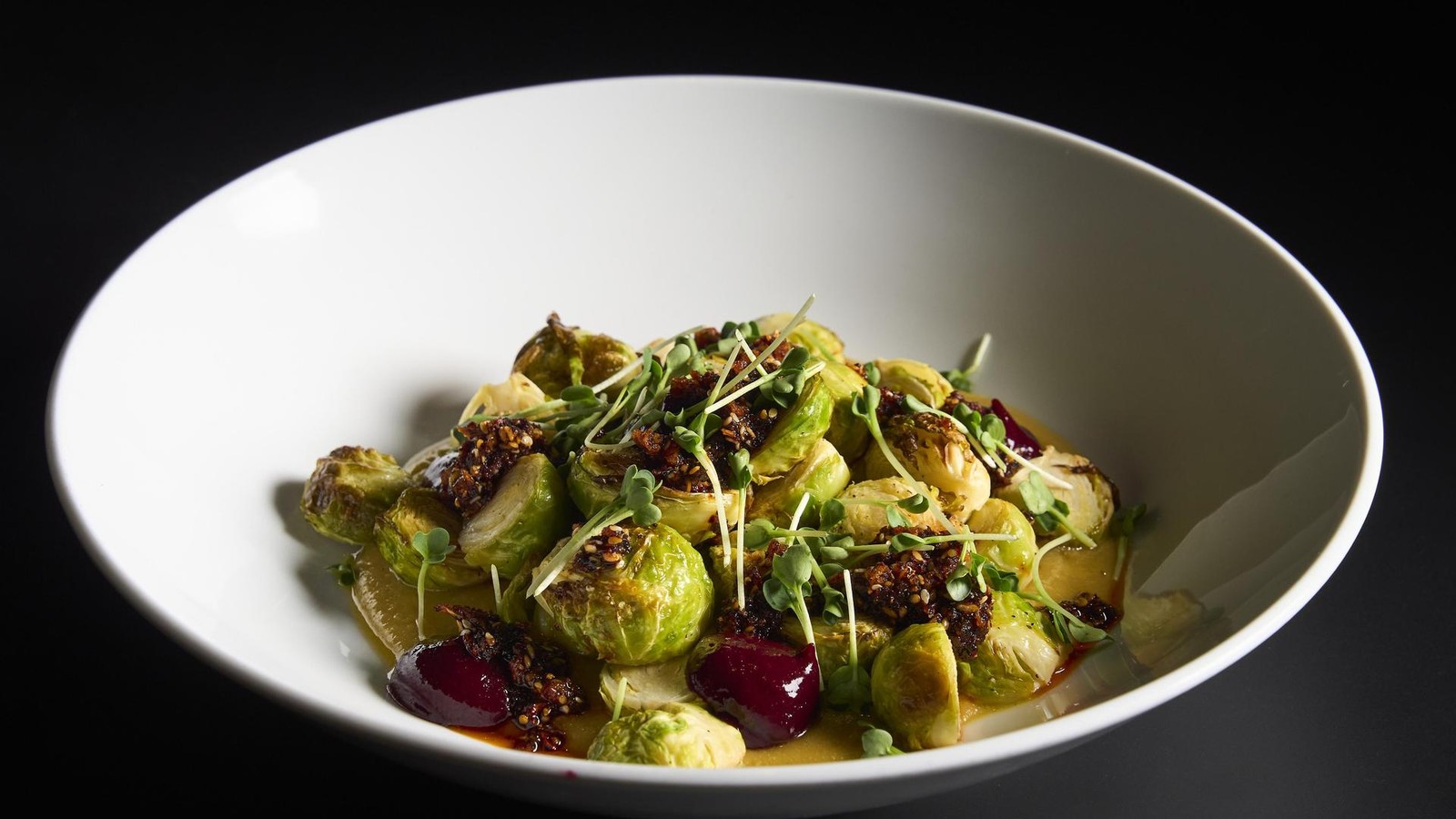 ger-steter-rosenkohl-mit-kichererbsencreme-cassis-und-crispy-chilli-l