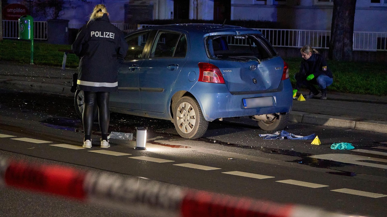 Auto-rast-in-Gie-en-in-Bushaltestelle-Ermittler-mit-Update-zum-Motiv