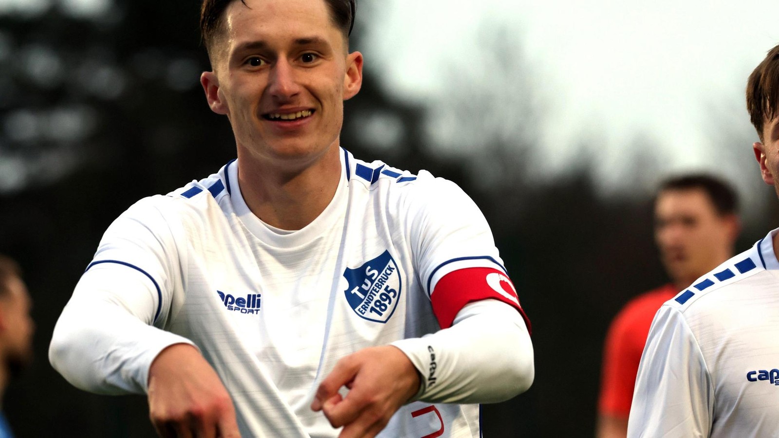 Fu-ball-TuS-Erndtebr-ck-bindet-mehrere-Leistungstr-ger