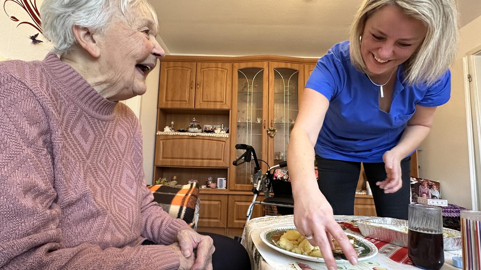 Die-Enkelkinder-lachen-vom-Sofakissen-Was-Pflegerinnen-und-Pfleger-im-Saale-Orla-Kreis-an-den-Feiertagen-so-leisten