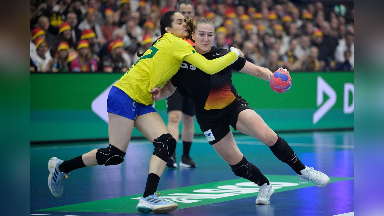 Der-Th-ringer-HC-zeigt-Herz-und-r-stet-mit-WM-Spielerin-auf