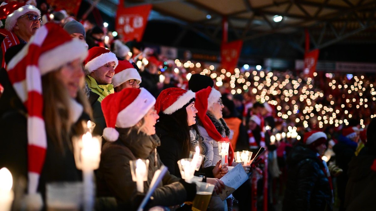 Am Weihnachtssingen des 1. FC Union nahmen zahlreiche Berlinerinnen und Berliner teil. Weihnachtssingen Union Berlin