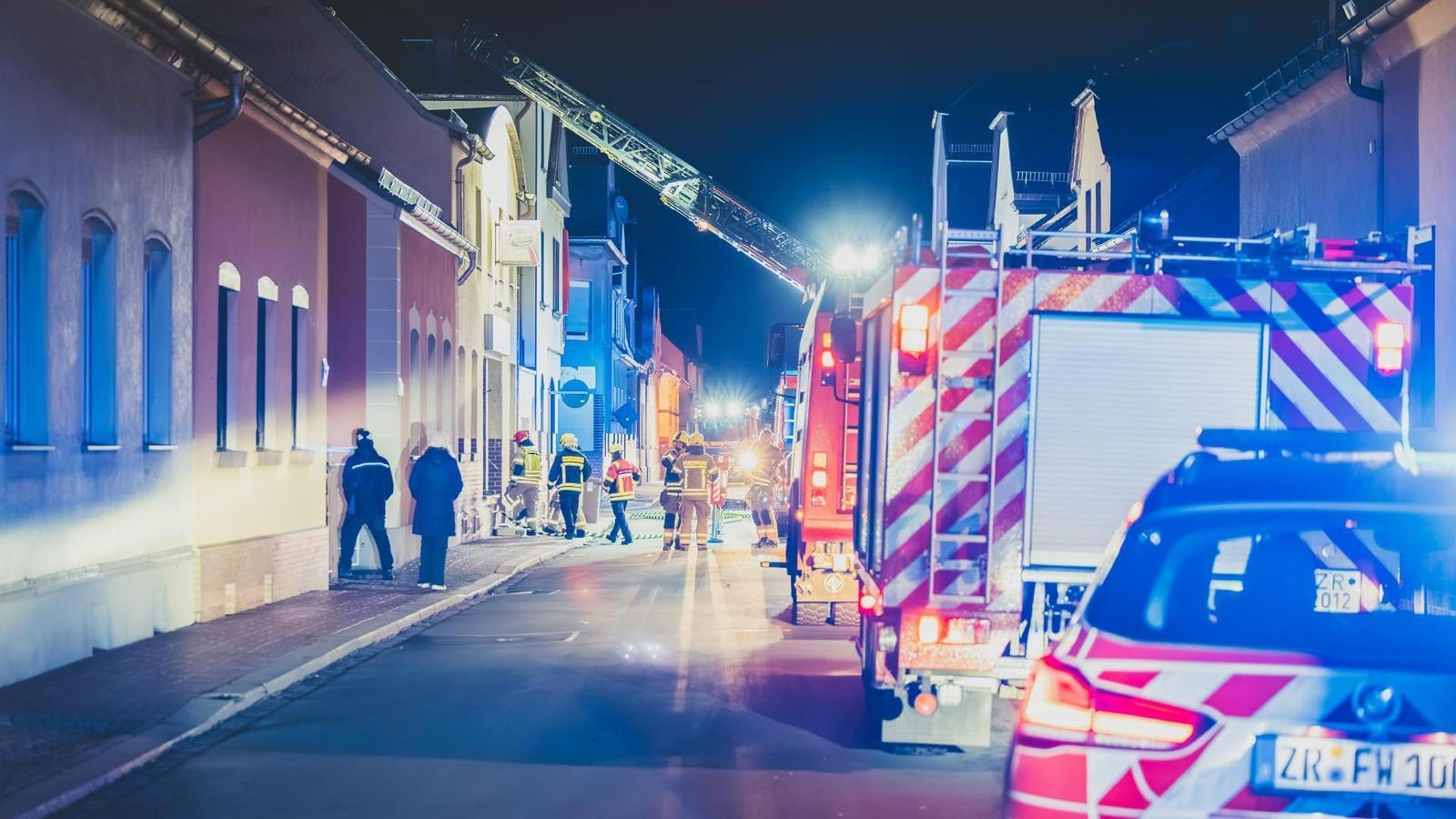 Feuer-im-Kreis-Greiz-Dachstuhlbrand-zerst-rt-Wohnhaus-in-Zeulenroda