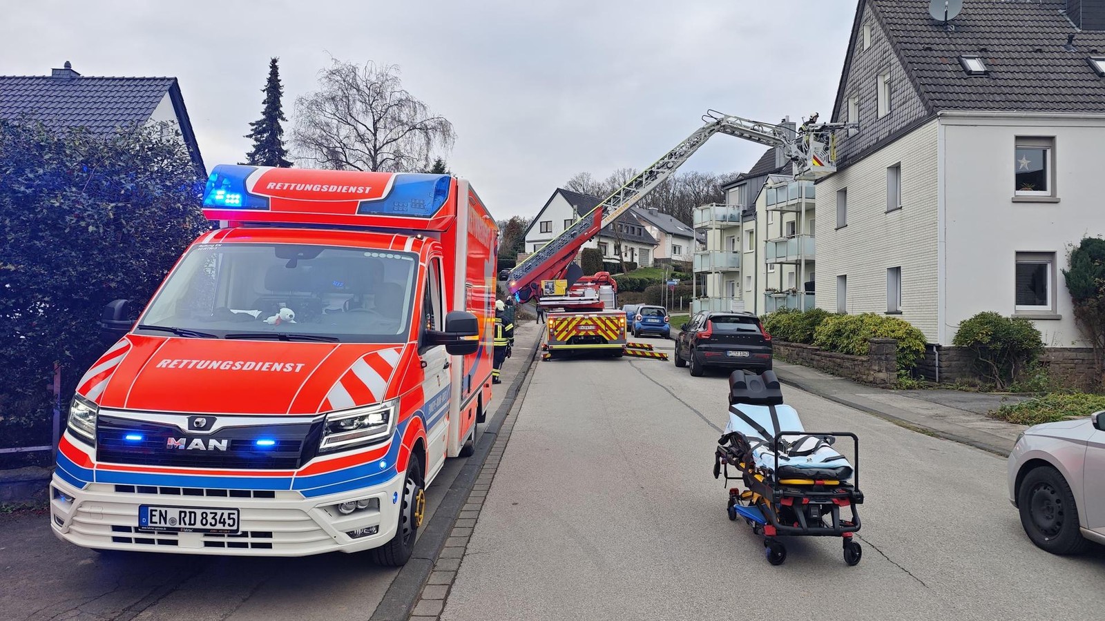 Feuerwehr-unterst-tzt-bei-kompliziertem-Patiententransport-in-Sprockh-vel