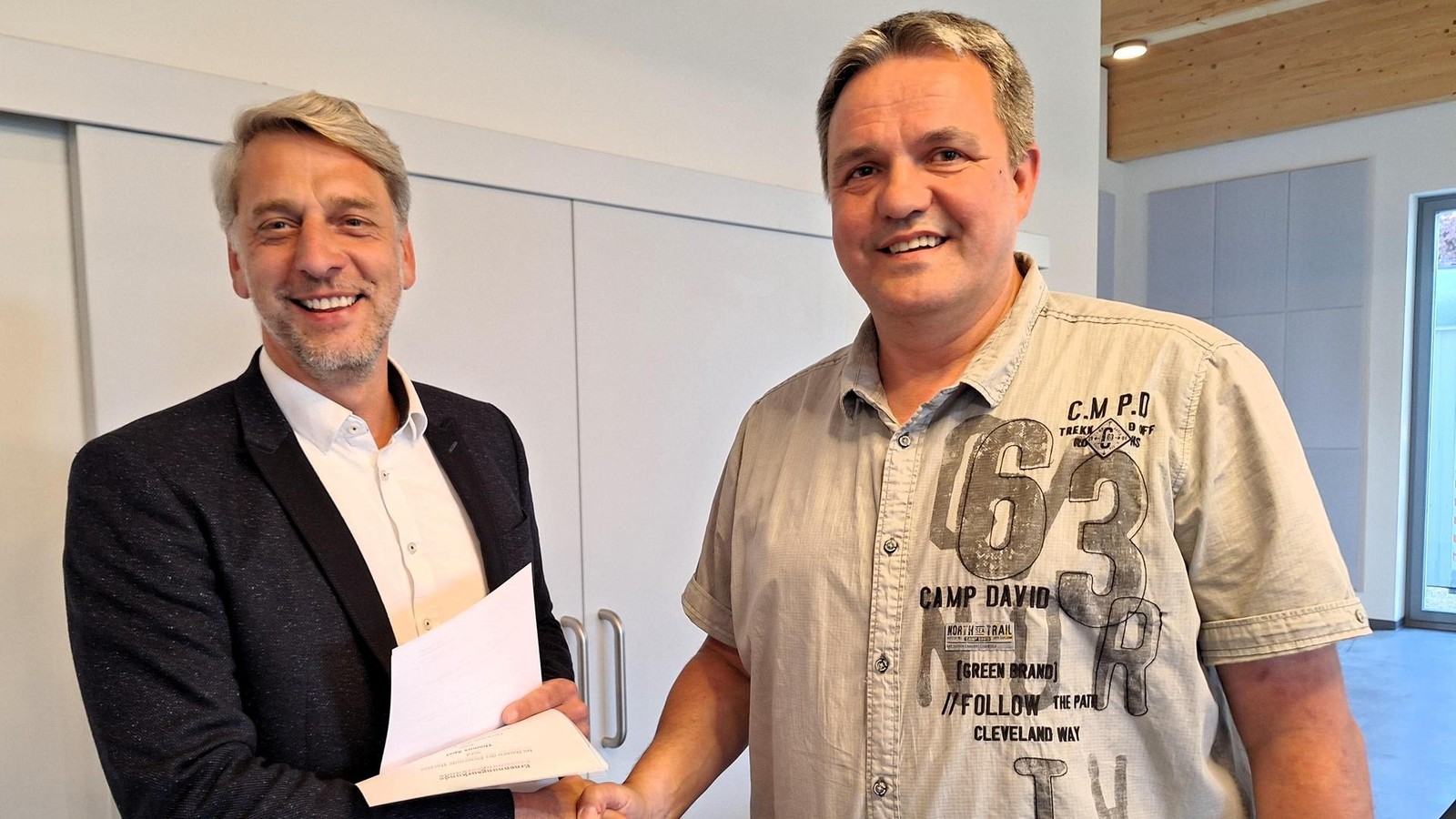 Kreis-Nordhausen-Hier-wird-kr-ftig-in-die-H-nde-gespuckt-Sanierte-Stra-e-neue-Parkpl-tze-und-moderne-Haltestelle