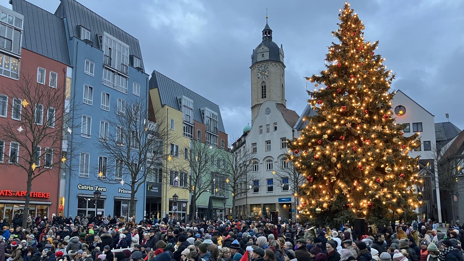 Hunderte-Menschen-stimmen-sich-in-Jena-gemeinsam-auf-Weihnachten-an