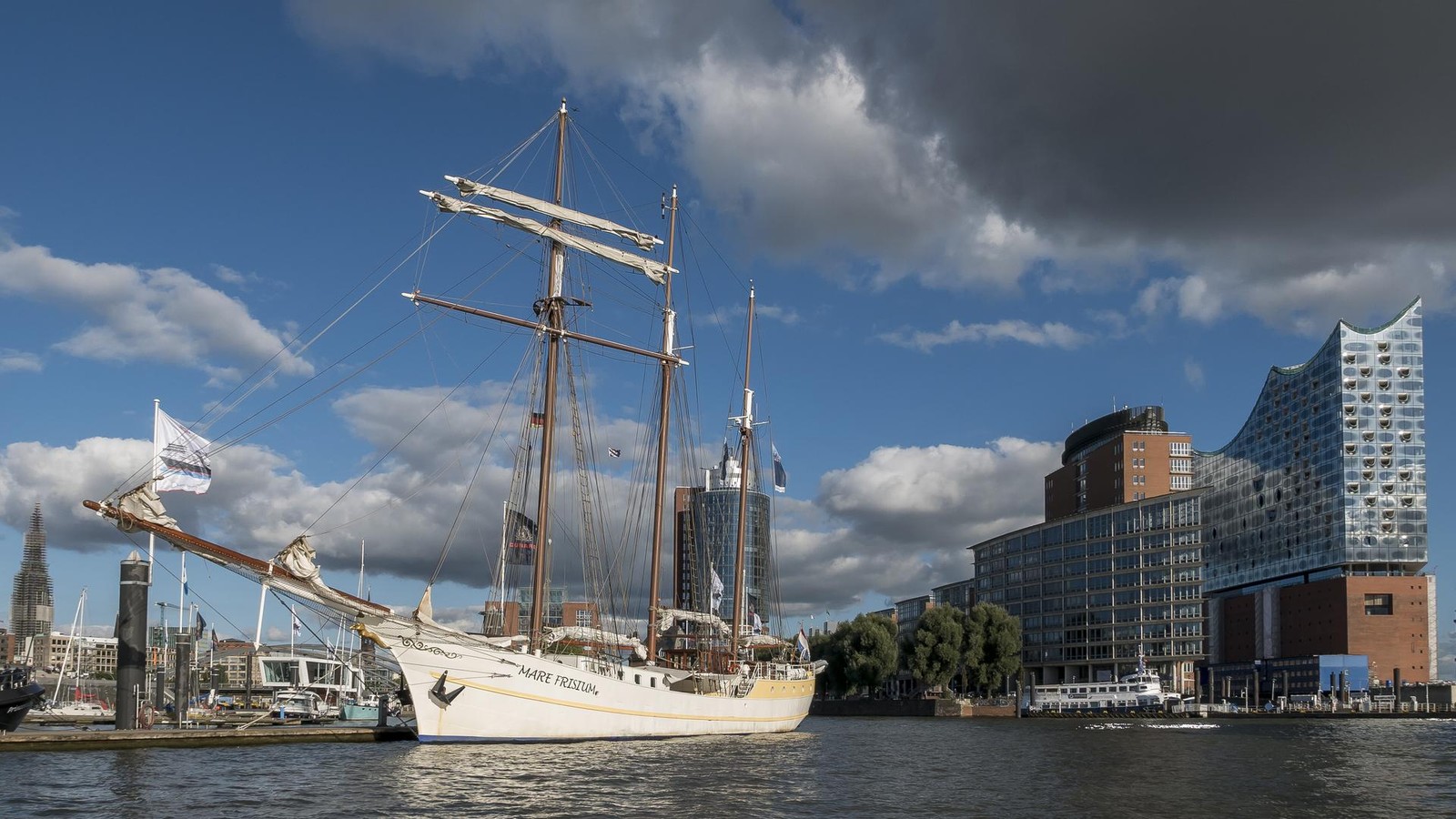 Einsatz-in-Heiliger-Nacht-Flammen-schlagen-aus-Hamburger-Traditionssegler