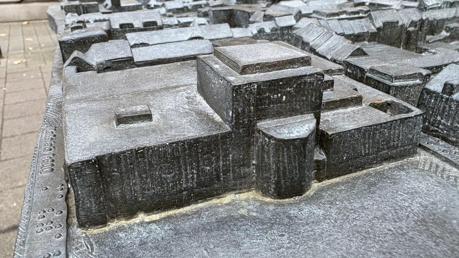 Bronzenes-Stadtmodell-zeigt-Sterkrade-in-detailreicher-Miniaturdarstellung