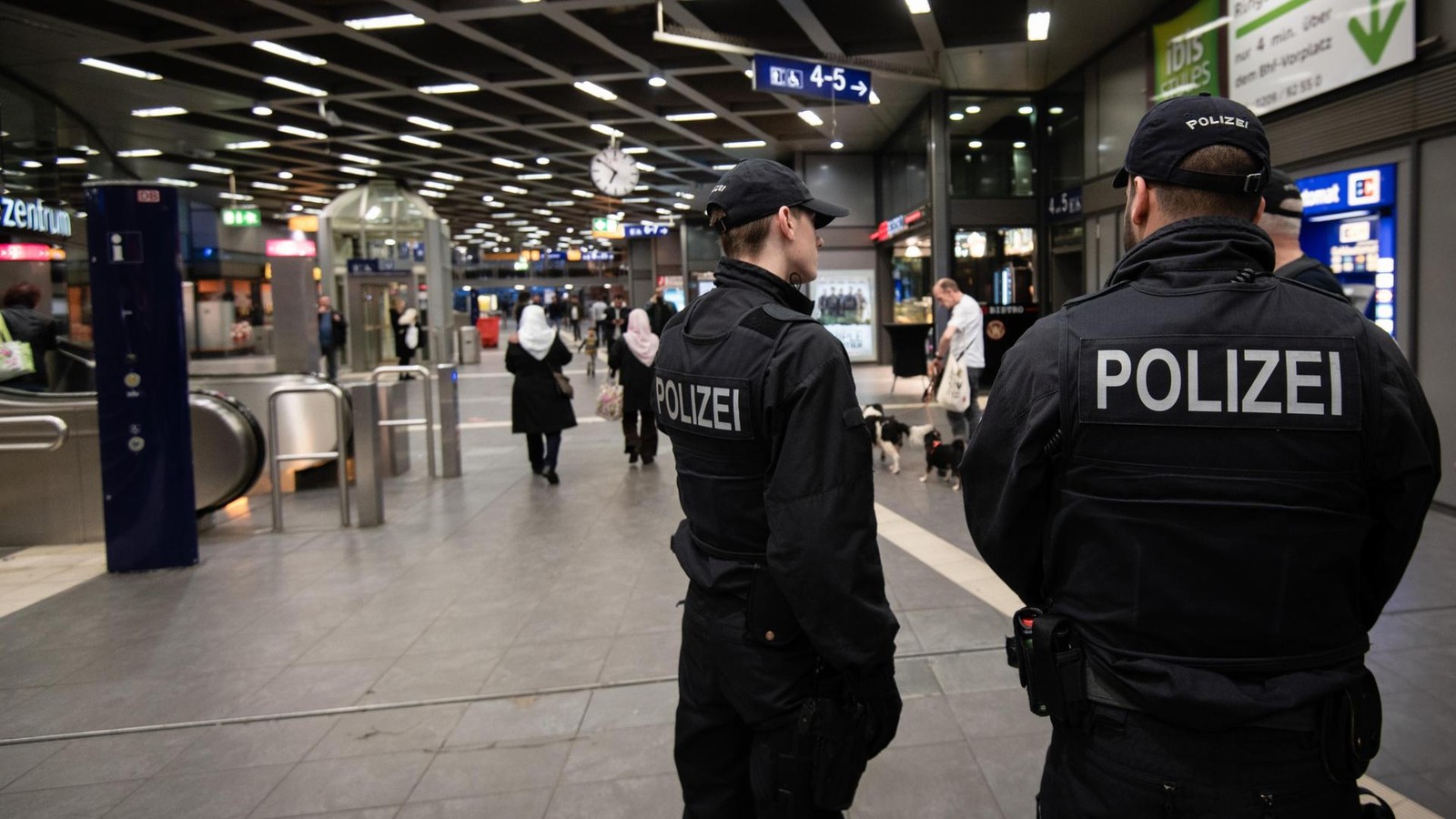 Silvester-in-Gelsenkirchen-Sch-rfere-Waffenkontrollen-am-Hauptbahnhof