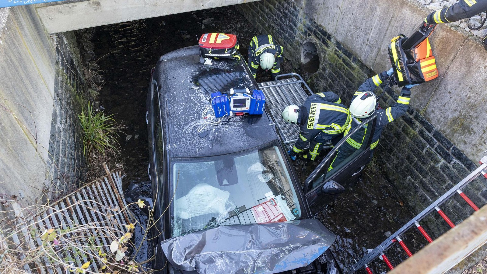 Freudenberg-Sturz-in-die-Tiefe-74-J-hriger-steuert-Auto-in-den-Bach