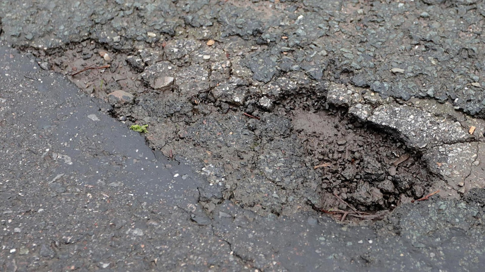 Schlaglochpiste-soll-ausgebessert-werden-Stra-en-in-Bochum-werden-daf-r-gesperrt