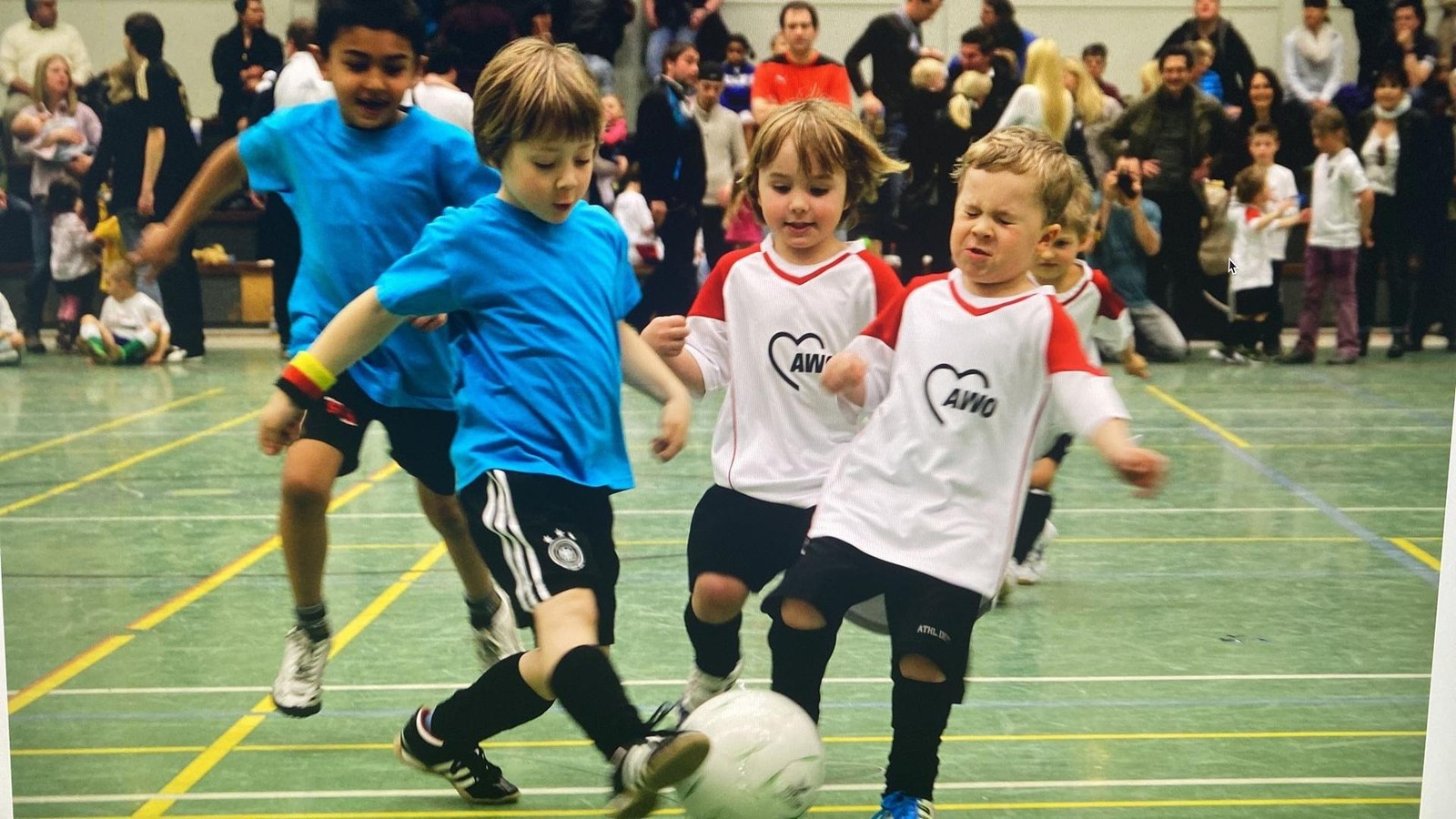 Hallenfussball-bringt-mein-Kinderherz-zum-schlagen
