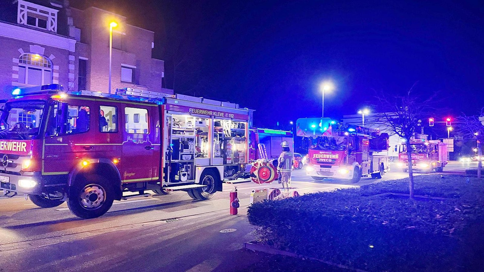 Brand-an-der-Villa-Nova-Feuerwehr-r-ckt-Weihnachten-in-Kleve-zu-Gro-einsatz-aus