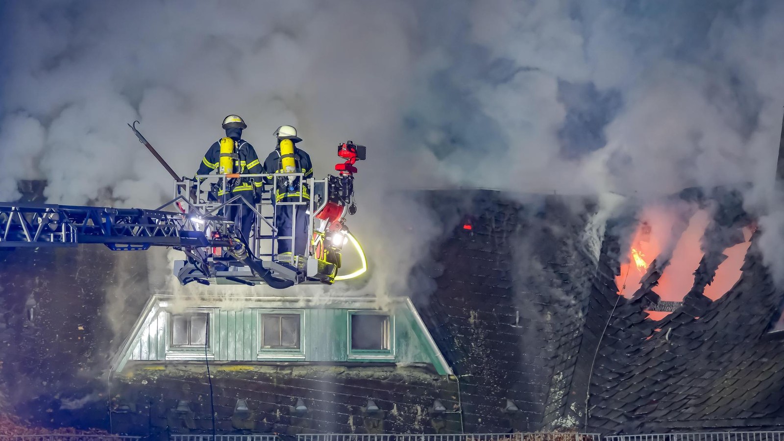 Gro-einsatz-der-Feuerwehr-Haus-der-Jugend-im-Hammer-Park-in-Flammen