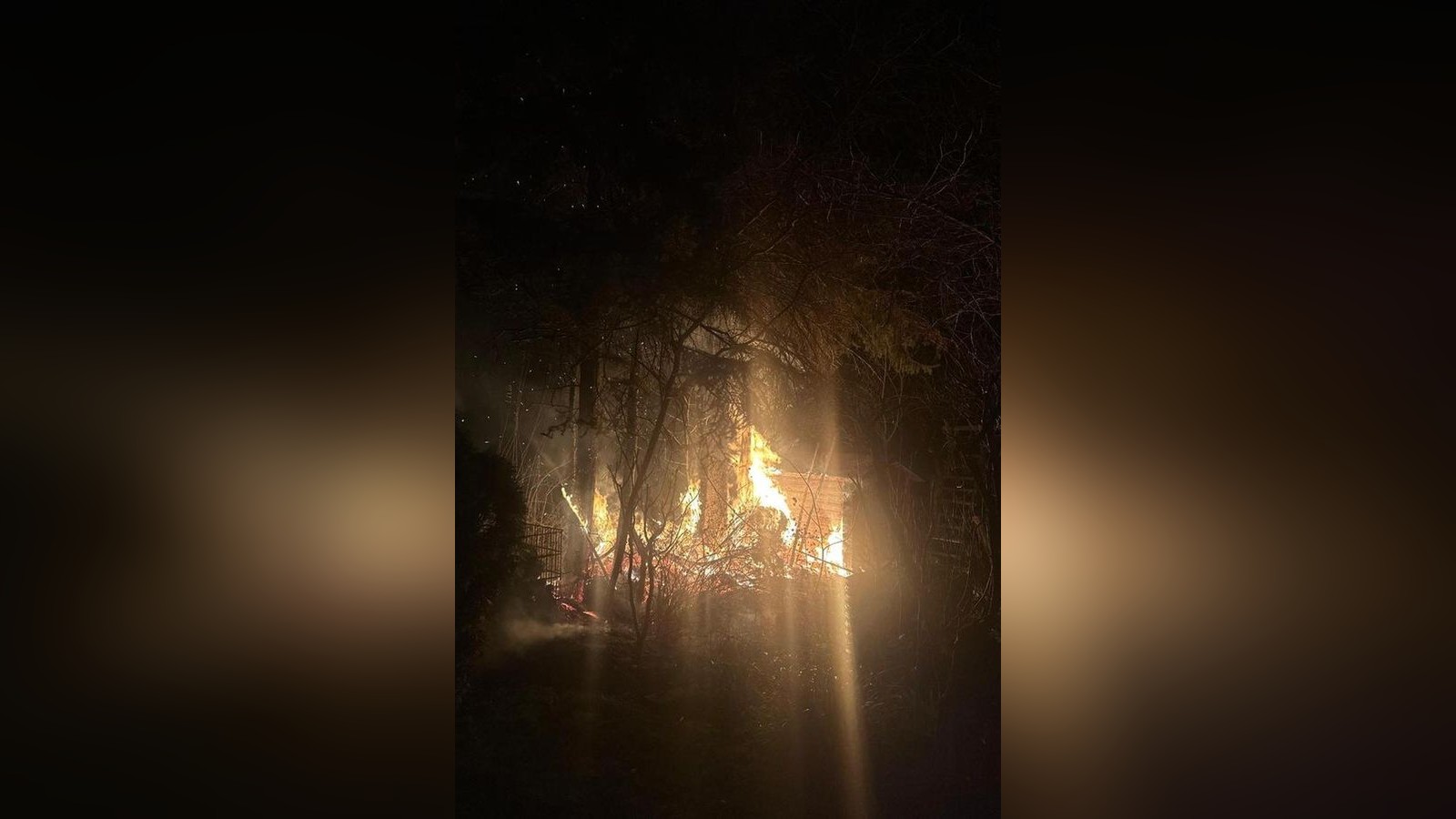 Feuerwehr-l-scht-brennende-Gartenlaube-in-Essen-Frintrop-Brandursache-unklar