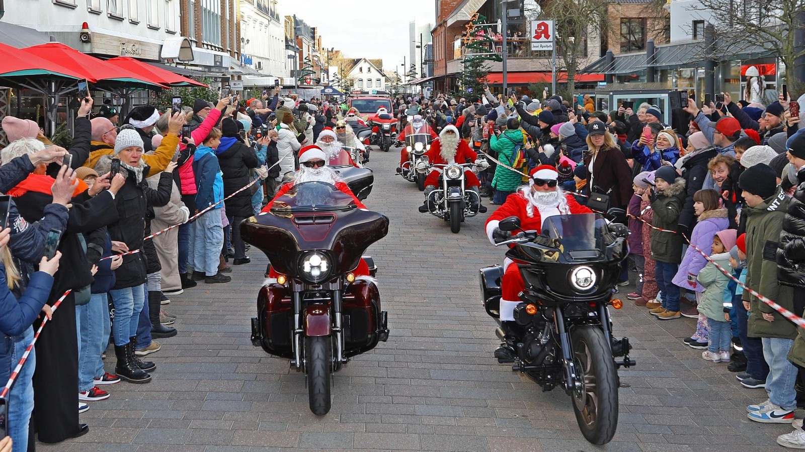 Sylt-Weihnacht-Verkleidete-Biker-bescheren-auf-ihren-Harleys