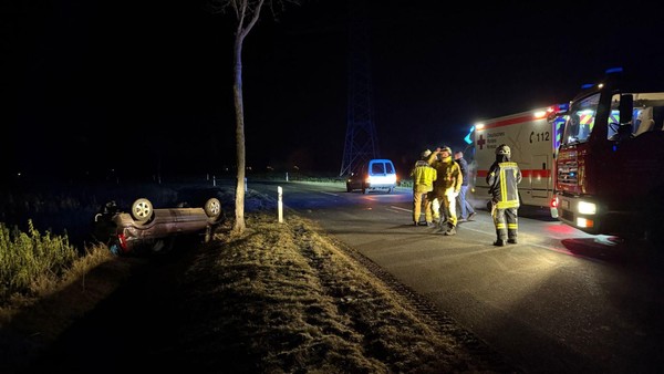 Unfall am Ersten Weihnachtstag: Auto überschlägt sich bei Böckelse