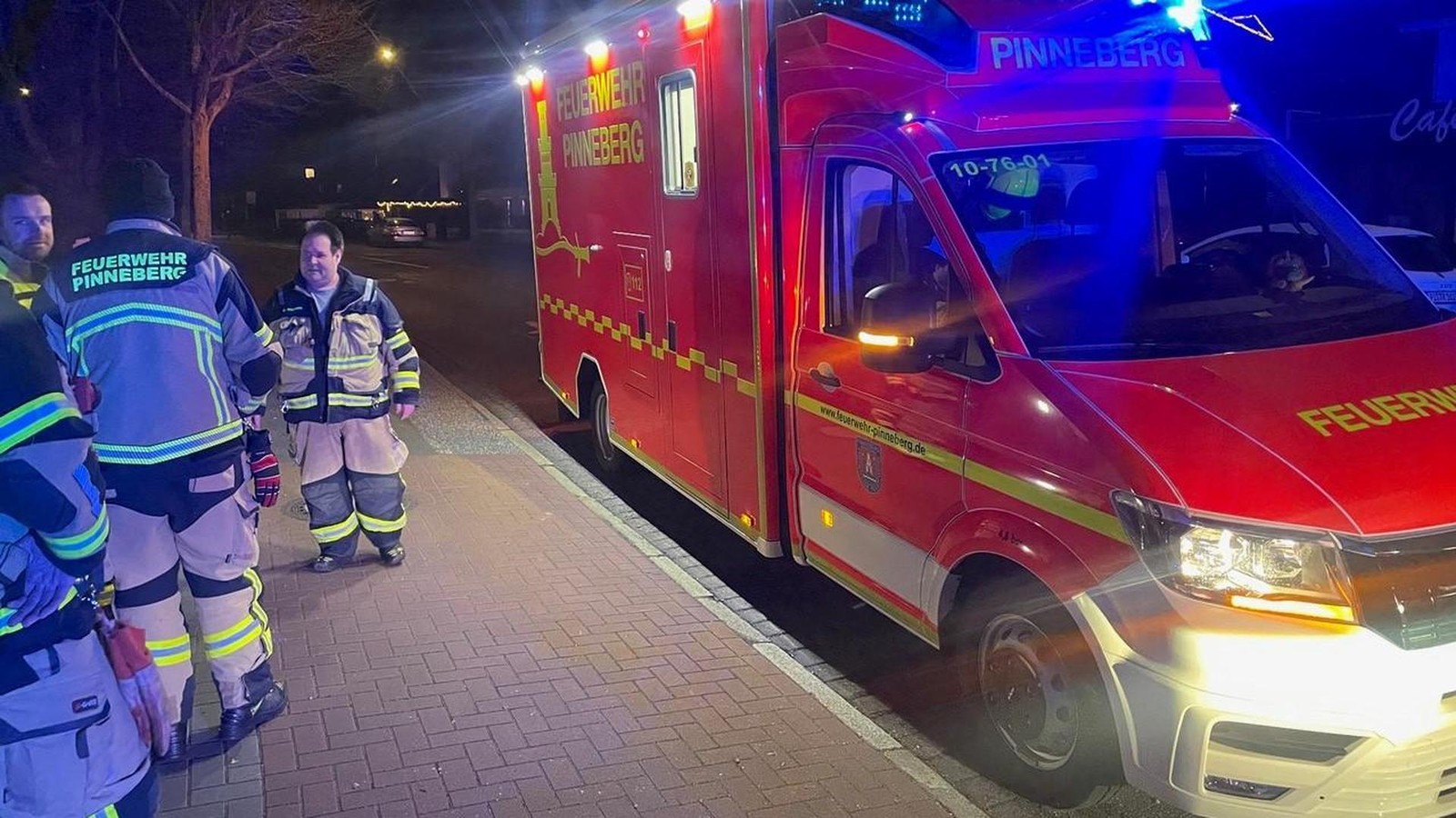 A23-und-r-tselhafter-Geruch-Pinneberger-Feuerwehr-r-ckt-aus