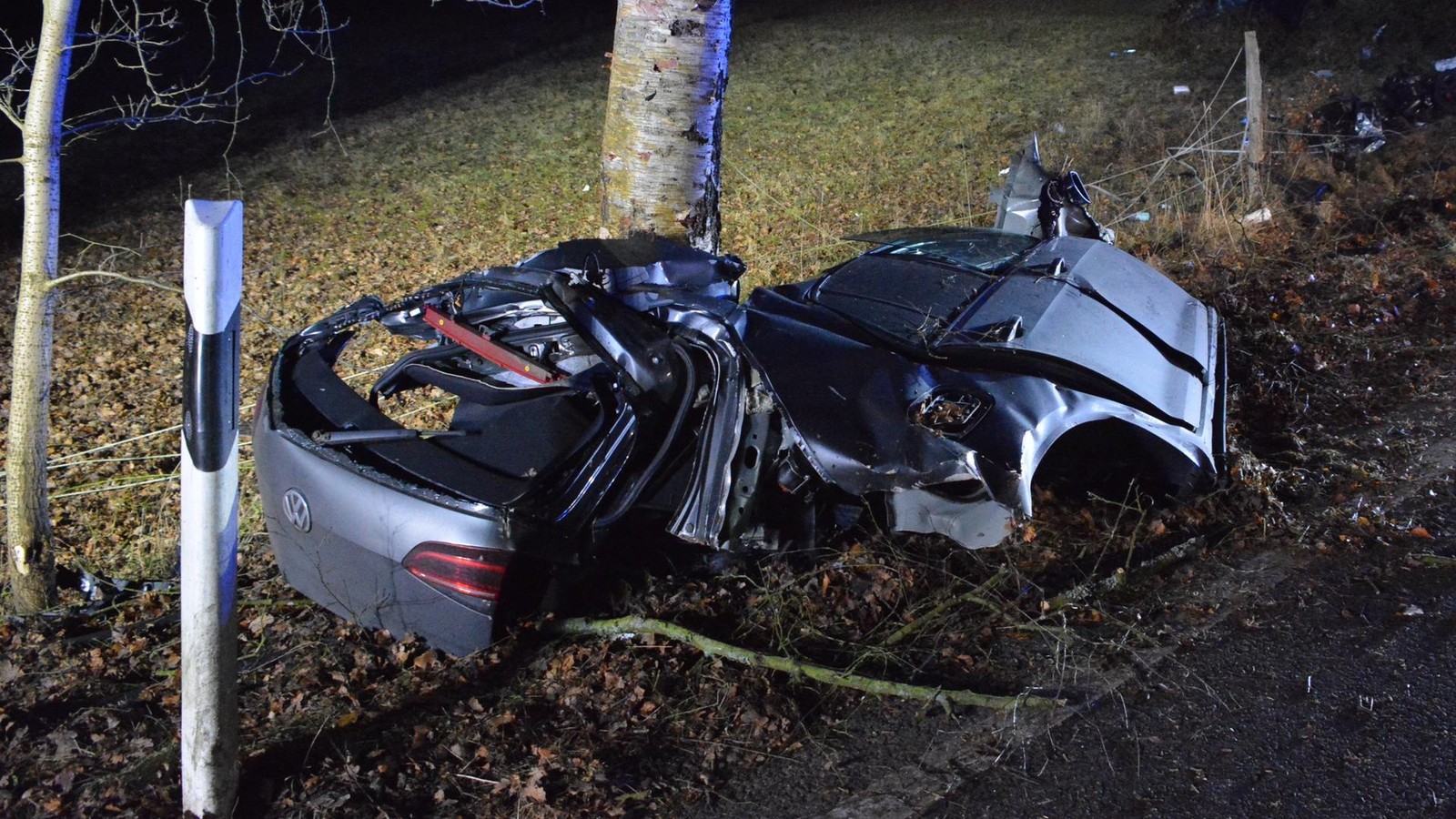 VW-Golf-zerrei-t-in-zwei-Teile-Fahrer-berlebt-schwer-verletzt