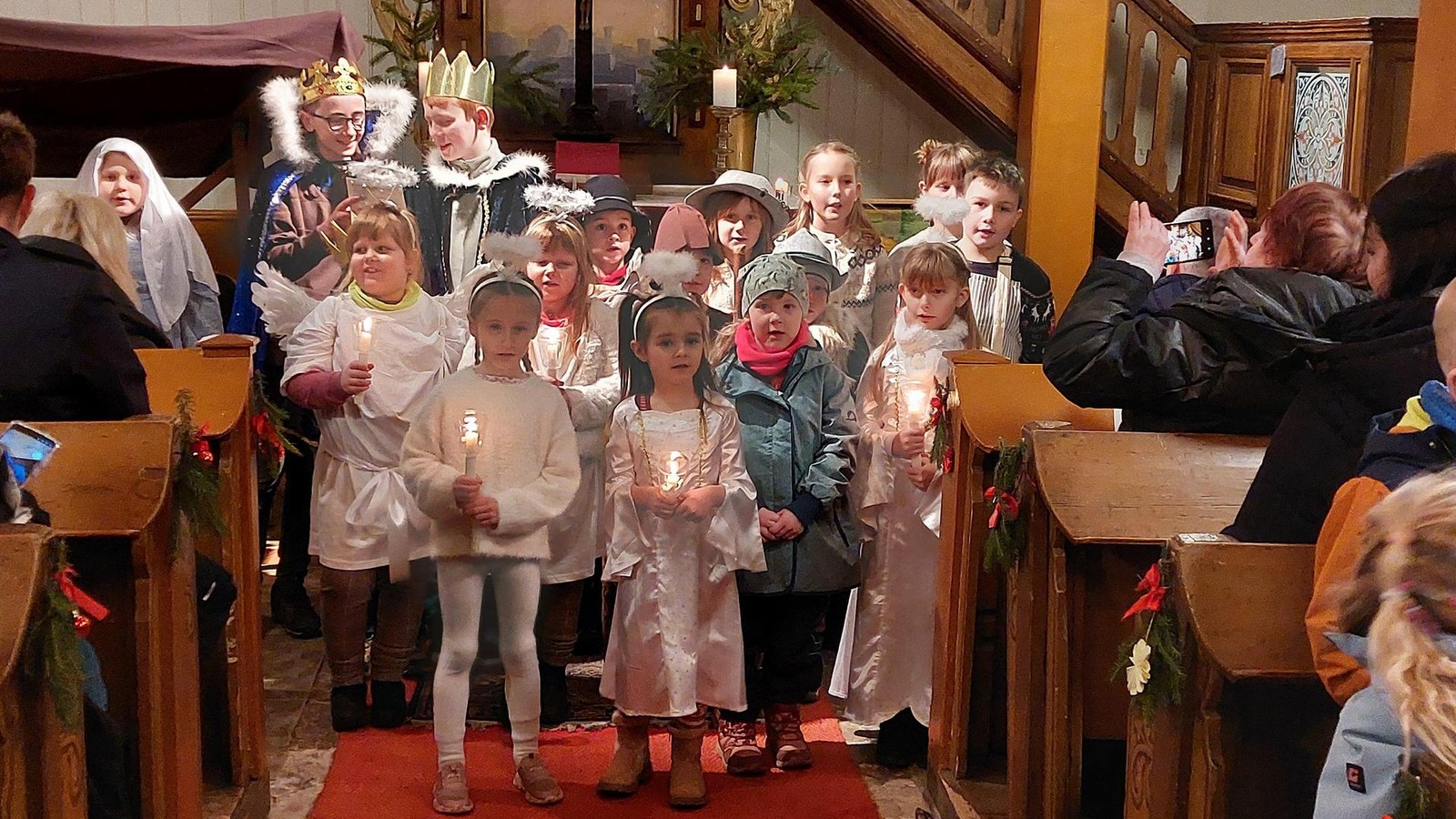 Kinder-erfreuen-im-Kyffh-userkreis-mit-Krippenspiel-und-Einzug-vom-Friedenslicht-mit-Video-