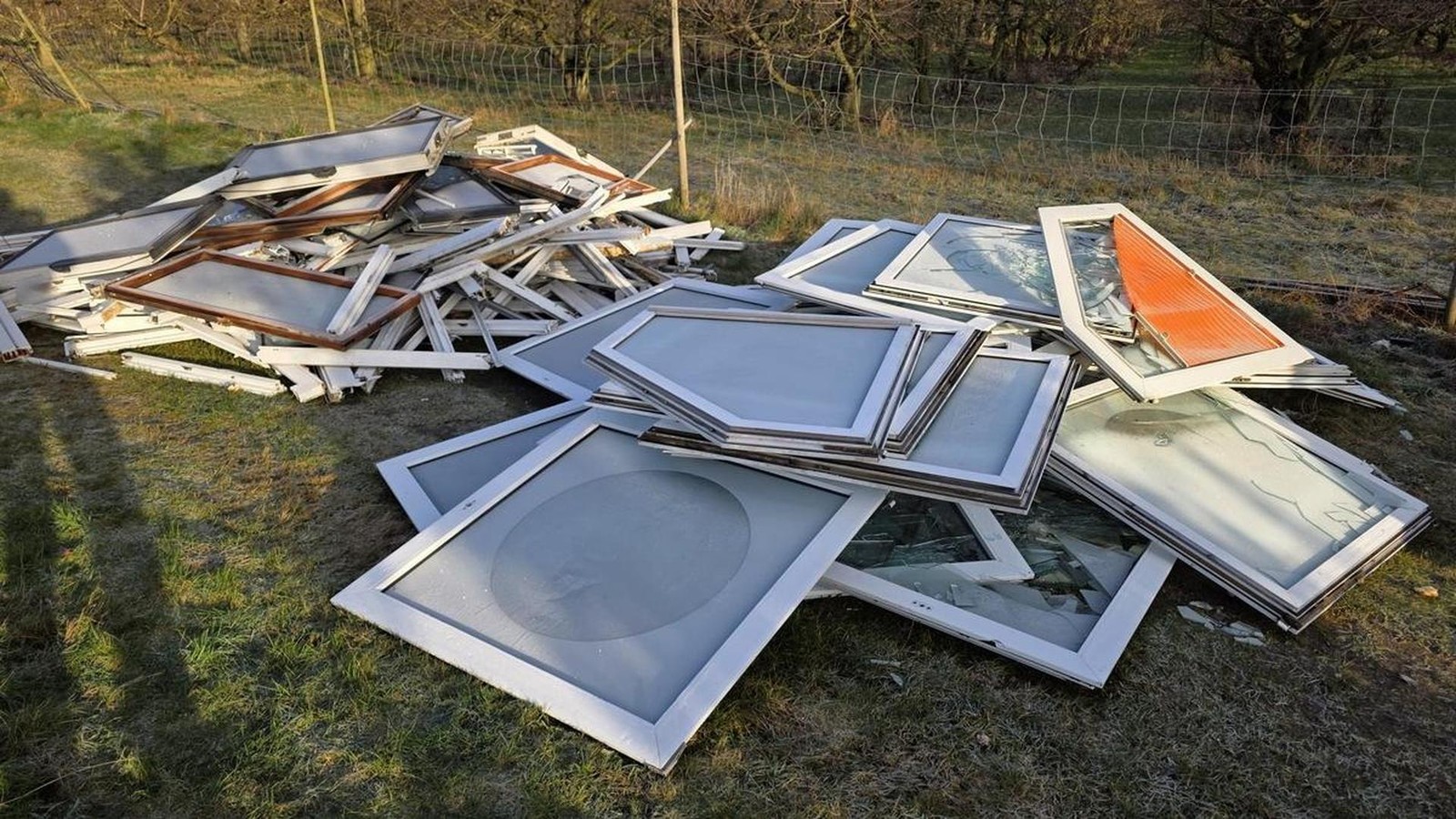 Fehlender-Durchblick-Unbekannte-laden-alte-Fenster-in-der-Natur-ab